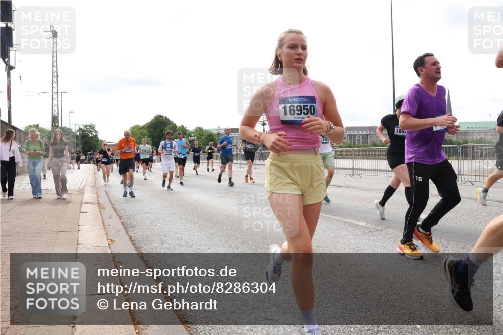 29.06.2025 - hella hamburg halbmarathon Lena Gebhardt http://msf.ph/oto/8286304 29.06.2025 10:20:53 Lombardsbrücke 8113, 16950, 186, 1011, 1266, 1471, 1658, 2053, 2101, 2325, 2383, 2478, 2834, 2923, 2945, 2986, 3161, 3247, 3453, 3733, 3781, 3813, 4082, 4154, 4166, 4288, 4350, 4422, 4754, 4869, 5041, 5061, 5181, 5625, 5767, 6275, 6308, 6608, 6951, 7131, 7228, 7608, 8113, 8588, 8724, 8726, 8940, 9005, 9011, 9108, 9236, 9722, 9981, 10050, 10350, 10585, 10602, 10613, 10647, 11100, 11145, 11603, 11698, 11835, 11995, 12175, 12694, 12844, 13057, 13508 meine-sportfotos.de