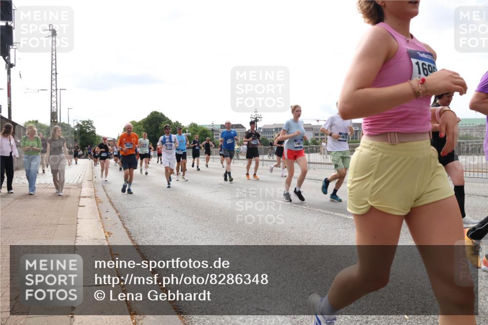 29.06.2025 - hella hamburg halbmarathon Lena Gebhardt http://msf.ph/oto/8286348 29.06.2025 10:20:54 Lombardsbrücke 9981, 11145, 17832, 14611, 169, 1011, 1266, 1471, 1658, 2053, 2101, 2325, 2383, 2834, 2923, 2945, 2956, 2986, 3161, 3247, 3453, 3733, 3781, 3813, 4082, 4154, 4166, 4288, 4350, 4422, 4754, 4869, 5041, 5061, 5181, 5625, 5767, 6275, 6308, 6608, 6951, 7228, 7608, 8113, 8588, 8724, 8726, 8940, 9005, 9011, 9108, 9236, 9722, 9981, 10050, 10350, 10585, 10602, 10613, 10647, 11100, 11145, 11603, 11698, 11835, 11995, 12175, 12694, 12844, 13057, 13508 meine-sportfotos.de
