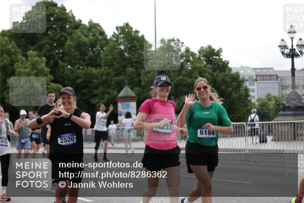 29.06.2025 - hella hamburg halbmarathon Jannik Wohlers http://msf.ph/oto/8286362 29.06.2025 10:35:41 Lombardsbrücke 1008, 1010, 1036, 1183, 1775, 1780, 2520, 2870, 3401, 3699, 3877, 3990, 4245, 4326, 4413, 4798, 5666, 6092, 6093, 6184, 6417, 6896, 7086, 7111, 7140, 7275, 7575, 7576, 8356, 8581, 8947, 9432, 9744, 9978, 10047, 10577, 11010, 11187, 11198, 11979, 12342, 12430, 12660, 12661, 13422, 13492, 13600, 13602, 13679, 14134, 14189, 14249, 14251, 14955, 15075, 15078, 15248, 15281, 15370, 15587, 15612, 15617, 15618, 15676, 15677, 15827, 15830, 15876, 16570, 16571, 17635, 18541 meine-sportfotos.de