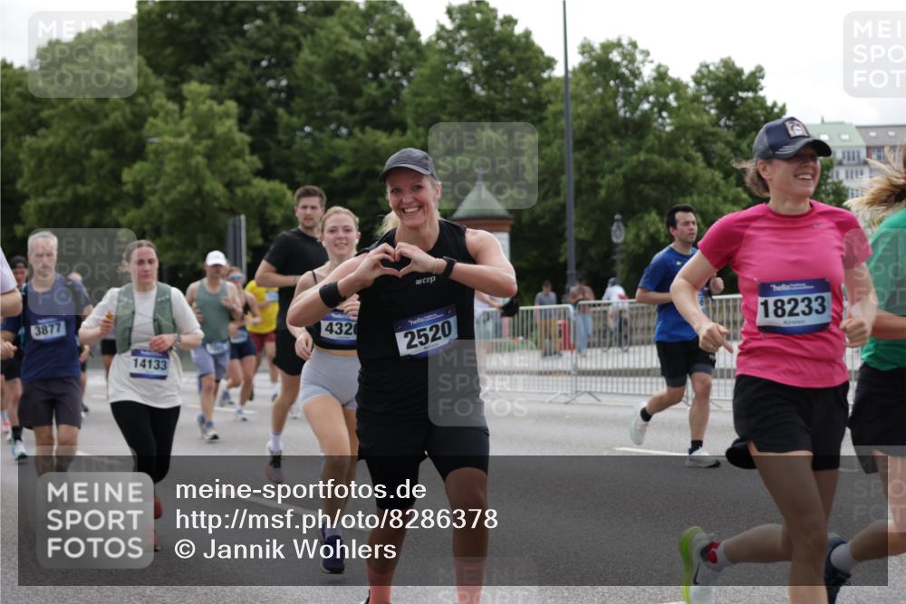 29.06.2025 - hella hamburg halbmarathon Jannik Wohlers http://msf.ph/oto/8286378 29.06.2025 10:35:41 Lombardsbrücke 1008, 1010, 1036, 1183, 1775, 1780, 2520, 2870, 3401, 3699, 3877, 3990, 4245, 4326, 4413, 4798, 5666, 6092, 6093, 6184, 6417, 6896, 7086, 7111, 7140, 7275, 7575, 7576, 8356, 8581, 8947, 9432, 9744, 9978, 10047, 10577, 11010, 11187, 11198, 11979, 12342, 12430, 12660, 12661, 13422, 13492, 13600, 13602, 13679, 14134, 14189, 14249, 14251, 14955, 15075, 15078, 15248, 15281, 15370, 15587, 15612, 15617, 15618, 15676, 15677, 15827, 15830, 15876, 16570, 16571, 17635, 18541 meine-sportfotos.de