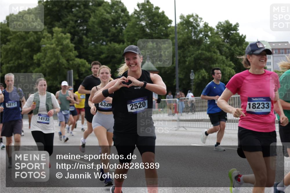 29.06.2025 - hella hamburg halbmarathon Jannik Wohlers http://msf.ph/oto/8286389 29.06.2025 10:35:41 Lombardsbrücke 1008, 1010, 1036, 1183, 1775, 1780, 2520, 2870, 3401, 3699, 3877, 3990, 4245, 4326, 4413, 4798, 5666, 6092, 6093, 6184, 6417, 6896, 7086, 7111, 7140, 7275, 7575, 7576, 8356, 8581, 8947, 9432, 9744, 9978, 10047, 10577, 11010, 11187, 11198, 11979, 12342, 12430, 12660, 12661, 13422, 13492, 13600, 13602, 13679, 14134, 14189, 14249, 14251, 14955, 15075, 15078, 15248, 15281, 15370, 15587, 15612, 15617, 15618, 15676, 15677, 15827, 15830, 15876, 16570, 16571, 17635, 18541 meine-sportfotos.de