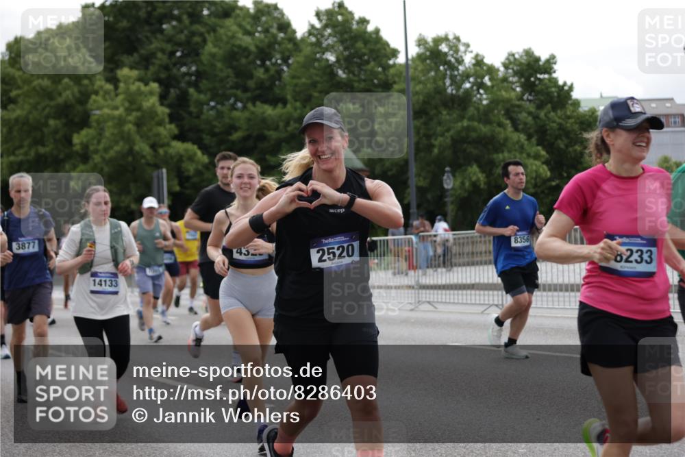 29.06.2025 - hella hamburg halbmarathon Jannik Wohlers http://msf.ph/oto/8286403 29.06.2025 10:35:41 Lombardsbrücke 1008, 1010, 1036, 1183, 1775, 1780, 2520, 2870, 3401, 3699, 3877, 3990, 4245, 4326, 4413, 4798, 5666, 6092, 6093, 6184, 6417, 6896, 7086, 7111, 7140, 7275, 7575, 7576, 8356, 8581, 8947, 9432, 9744, 9978, 10047, 10577, 11010, 11187, 11198, 11979, 12342, 12430, 12660, 12661, 13422, 13492, 13600, 13602, 13679, 14134, 14189, 14249, 14251, 14955, 15075, 15078, 15248, 15281, 15370, 15587, 15612, 15617, 15618, 15676, 15677, 15827, 15830, 15876, 16570, 16571, 17635, 18541 meine-sportfotos.de