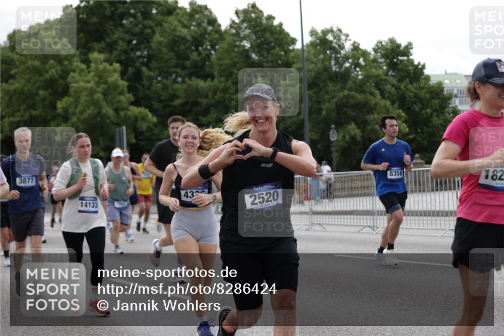29.06.2025 - hella hamburg halbmarathon Jannik Wohlers http://msf.ph/oto/8286424 29.06.2025 10:35:41 Lombardsbrücke 1008, 1010, 1036, 1183, 1775, 1780, 2520, 2870, 3401, 3699, 3877, 3990, 4245, 4326, 4413, 4798, 5666, 6092, 6093, 6184, 6417, 6896, 7086, 7111, 7140, 7275, 7575, 7576, 8356, 8581, 8947, 9432, 9744, 9978, 10047, 10577, 11010, 11187, 11198, 11979, 12342, 12430, 12660, 12661, 13422, 13492, 13600, 13602, 13679, 14134, 14189, 14249, 14251, 14955, 15075, 15078, 15248, 15281, 15370, 15587, 15612, 15617, 15618, 15676, 15677, 15827, 15830, 15876, 16570, 16571, 17635, 18541 meine-sportfotos.de