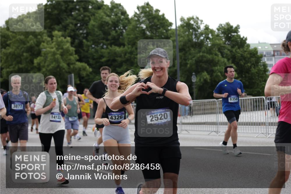 29.06.2025 - hella hamburg halbmarathon Jannik Wohlers http://msf.ph/oto/8286458 29.06.2025 10:35:41 Lombardsbrücke 1008, 1010, 1036, 1183, 1775, 1780, 2520, 2870, 3401, 3699, 3877, 3990, 4245, 4326, 4413, 4798, 5666, 6092, 6093, 6184, 6417, 6896, 7086, 7111, 7140, 7275, 7575, 7576, 8356, 8581, 8947, 9432, 9744, 9978, 10047, 10577, 11010, 11187, 11198, 11979, 12342, 12430, 12660, 12661, 13422, 13492, 13600, 13602, 13679, 14134, 14189, 14249, 14251, 14955, 15075, 15078, 15248, 15281, 15370, 15587, 15612, 15617, 15618, 15676, 15677, 15827, 15830, 15876, 16570, 16571, 17635, 18541 meine-sportfotos.de