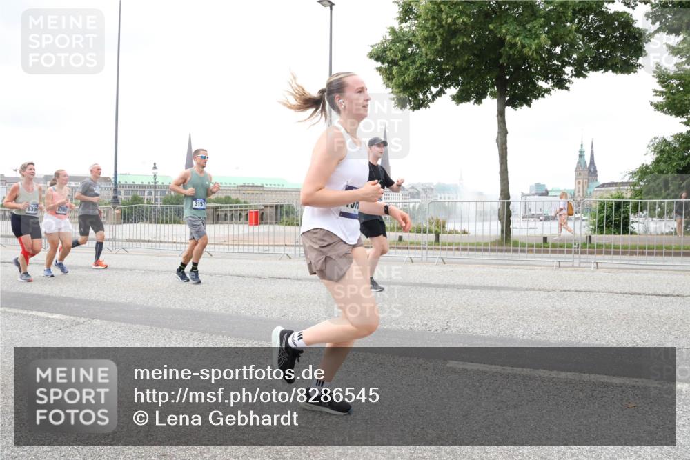 29.06.2025 - hella hamburg halbmarathon Lena Gebhardt http://msf.ph/oto/8286545 29.06.2025 10:55:26 Lombardsbrücke 6395, 6396, 3157, 1013, 1616, 1873, 1917, 2090, 2452, 3101, 3115, 3157, 3244, 3274, 3577, 4039, 4628, 5040, 5220, 5222, 5483, 5487, 5575, 6395, 6396, 6944, 7219, 7238, 7548, 7680, 7766, 8403, 8519, 8527, 8626, 9614, 9618, 9857, 9858, 9956, 10094, 10109, 10458, 10559, 10593, 10686, 10885, 11109, 11737, 11788, 11908, 12147, 12148, 12695, 12902, 13098, 13230, 13548, 13979, 13980, 14515, 14727, 15152, 15160, 16385 meine-sportfotos.de