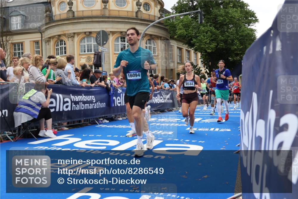 29.06.2025 - hella hamburg halbmarathon Strokosch-Dieckow http://msf.ph/oto/8286549 29.06.2025 10:48:10 Ziel 1914, 4324, 4711, 7599, 8916, 9544, 9626, 9638, 11211, 12685, 12706, 13570, 14192, 14797, 14814, 15590, 15629, 15973, 15981, 16094, 16149, 16269, 18963, 19127 meine-sportfotos.de
