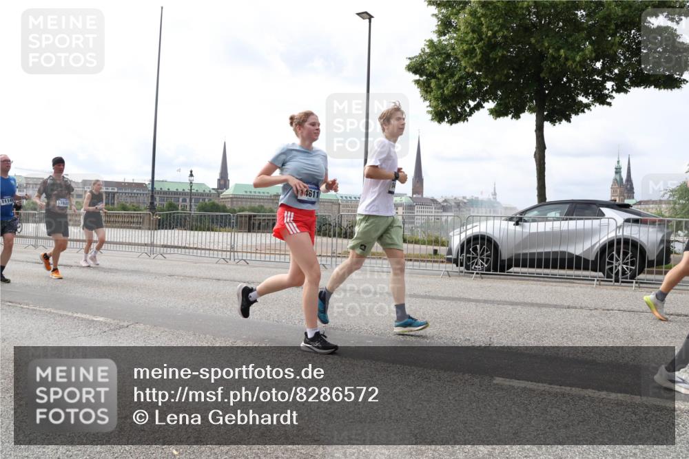 29.06.2025 - hella hamburg halbmarathon Lena Gebhardt http://msf.ph/oto/8286572 29.06.2025 10:20:55 Lombardsbrücke 17832, 4611, 1011, 1028, 1266, 1471, 1658, 2053, 2101, 2325, 2383, 2834, 2923, 2945, 2956, 2986, 3161, 3247, 3453, 3733, 3781, 3813, 4082, 4166, 4288, 4350, 4422, 4754, 4869, 5041, 5061, 5181, 5625, 5767, 6275, 6308, 6608, 6951, 7228, 7608, 8113, 8588, 8724, 8726, 8940, 9005, 9011, 9108, 9236, 9722, 9981, 10050, 10350, 10585, 10602, 10613, 10647, 11100, 11145, 11603, 11698, 11995, 12175, 12694, 12844, 13057, 13508 meine-sportfotos.de