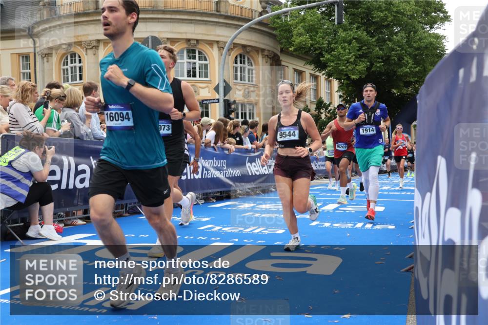 29.06.2025 - hella hamburg halbmarathon Strokosch-Dieckow http://msf.ph/oto/8286589 29.06.2025 10:48:11 Ziel 1914, 4324, 4711, 7599, 8916, 9544, 9626, 9638, 9770, 11211, 11467, 12685, 14192, 14797, 14814, 15590, 15629, 15735, 15973, 15981, 16094, 16149, 16269, 18963, 19127 meine-sportfotos.de