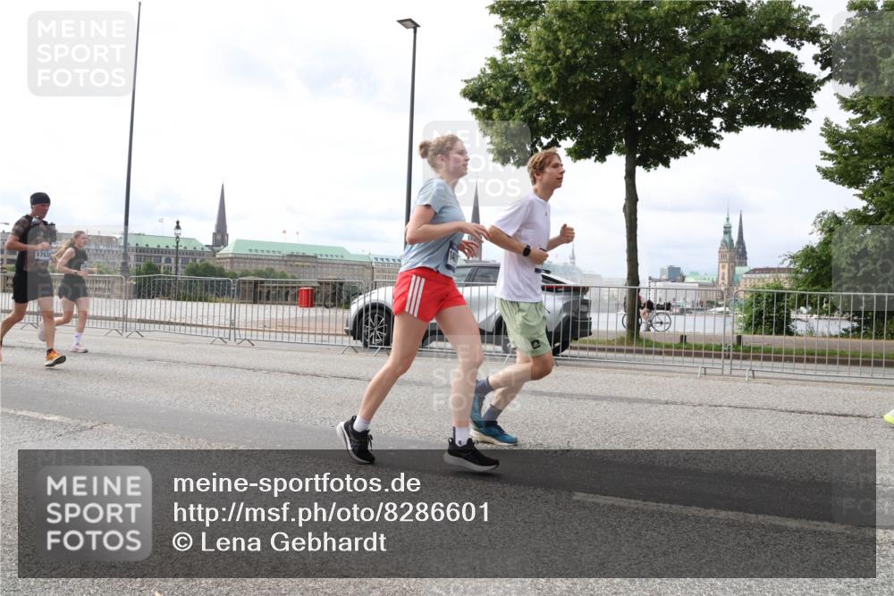 29.06.2025 - hella hamburg halbmarathon Lena Gebhardt http://msf.ph/oto/8286601 29.06.2025 10:20:55 Lombardsbrücke 1783, 1011, 1028, 1266, 1471, 1658, 2053, 2101, 2325, 2383, 2834, 2923, 2945, 2956, 2986, 3161, 3247, 3453, 3733, 3781, 3813, 4082, 4166, 4288, 4350, 4422, 4754, 4869, 5041, 5061, 5181, 5625, 5767, 6275, 6308, 6608, 6951, 7228, 7608, 8113, 8588, 8724, 8726, 8940, 9005, 9011, 9108, 9236, 9722, 9981, 10050, 10350, 10585, 10602, 10613, 10647, 11100, 11145, 11603, 11698, 11995, 12175, 12694, 12844, 13057, 13508 meine-sportfotos.de