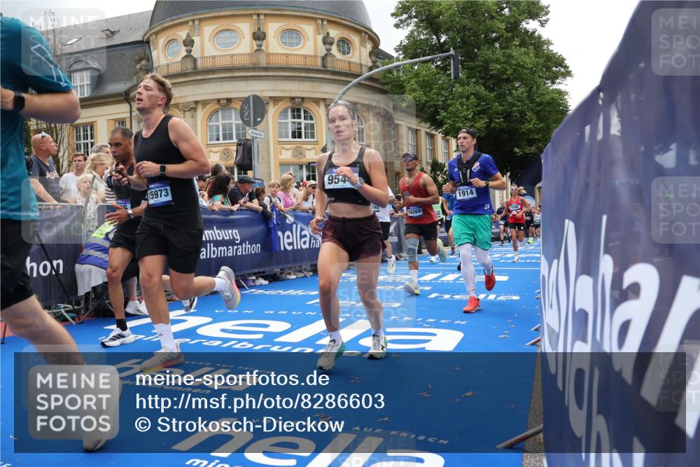 29.06.2025 - hella hamburg halbmarathon Strokosch-Dieckow http://msf.ph/oto/8286603 29.06.2025 10:48:11 Ziel 1914, 4324, 4711, 7599, 8916, 9544, 9626, 9638, 9770, 11211, 11467, 12685, 14192, 14797, 14814, 15590, 15629, 15735, 15973, 15981, 16094, 16149, 16269, 18963, 19127 meine-sportfotos.de