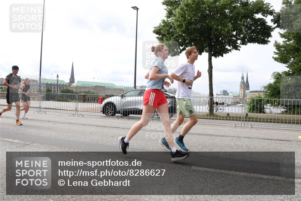 29.06.2025 - hella hamburg halbmarathon Lena Gebhardt http://msf.ph/oto/8286627 29.06.2025 10:20:55 Lombardsbrücke 1011, 1028, 1266, 1471, 1658, 2053, 2101, 2325, 2383, 2834, 2923, 2945, 2956, 2986, 3161, 3247, 3453, 3733, 3781, 3813, 4082, 4166, 4288, 4350, 4422, 4754, 4869, 5041, 5061, 5181, 5625, 5767, 6275, 6308, 6608, 6951, 7228, 7608, 8113, 8588, 8724, 8726, 8940, 9005, 9011, 9108, 9236, 9722, 9981, 10050, 10350, 10585, 10602, 10613, 10647, 11100, 11145, 11603, 11698, 11995, 12175, 12694, 12844, 13057, 13508 meine-sportfotos.de