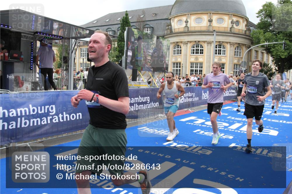 29.06.2025 - hella hamburg halbmarathon Michael Strokosch http://msf.ph/oto/8286643 29.06.2025 10:55:36 Ziel 2982, 3037, 5319, 6591, 8573, 11554, 11568, 12196, 12544, 12584, 13267, 14036, 14592, 16110, 16334, 16609, 17615 meine-sportfotos.de