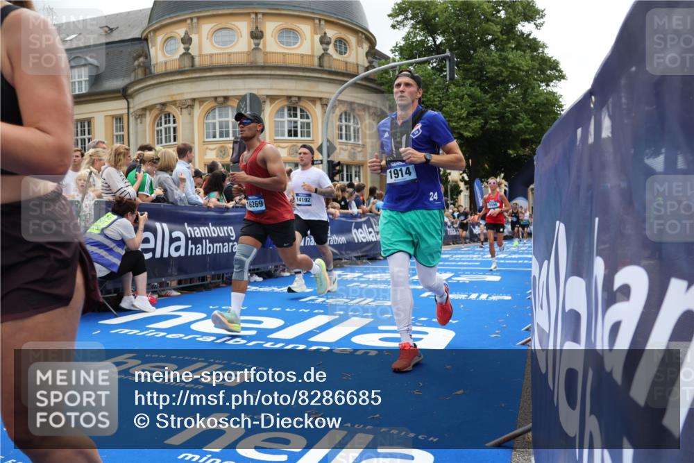 29.06.2025 - hella hamburg halbmarathon Strokosch-Dieckow http://msf.ph/oto/8286685 29.06.2025 10:48:12 Ziel 1914, 4711, 7599, 8916, 9544, 9626, 9638, 9770, 11211, 11467, 12685, 14192, 14797, 14814, 15590, 15629, 15735, 15973, 15981, 16094, 16269, 18963, 19127 meine-sportfotos.de