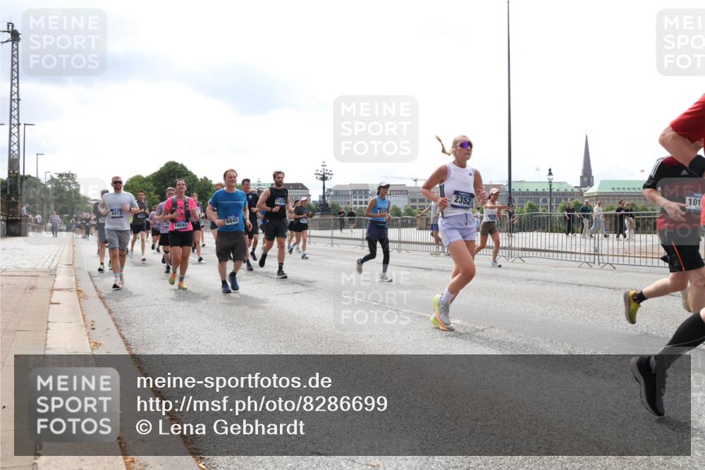 29.06.2025 - hella hamburg halbmarathon Lena Gebhardt http://msf.ph/oto/8286699 29.06.2025 10:35:58 Lombardsbrücke 101, 1008, 1010, 1036, 1108, 1183, 1336, 1730, 1775, 1780, 1786, 1835, 2352, 2425, 2520, 2787, 2811, 2827, 2870, 3243, 3401, 3598, 3699, 3741, 3877, 3990, 4245, 4326, 4333, 4413, 4798, 4902, 4937, 5147, 5240, 5666, 6021, 6092, 6093, 6184, 6381, 6417, 6746, 6845, 6867, 6896, 7086, 7111, 7140, 7275, 7304, 7382, 7575, 7576, 8333, 8356, 8581, 8947, 9342, 9432, 9470, 9803, 9806, 9819, 10652, 12026, 12408 meine-sportfotos.de