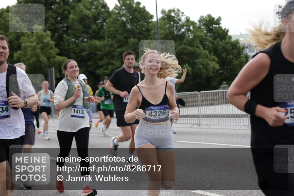 29.06.2025 - hella hamburg halbmarathon Jannik Wohlers http://msf.ph/oto/8286717 29.06.2025 10:35:42 Lombardsbrücke 1008, 1010, 1036, 1183, 1775, 1780, 1835, 2520, 2870, 3401, 3699, 3741, 3877, 4245, 4326, 4413, 4798, 4937, 5666, 6092, 6093, 6184, 6417, 6896, 7086, 7111, 7140, 7275, 7575, 7576, 8356, 8581, 8947, 9432, 9978, 10047, 10577, 11010, 11187, 11198, 11979, 12342, 12430, 12660, 12661, 13422, 13492, 13600, 13602, 13679, 14134, 14189, 14249, 14251, 14955, 15075, 15078, 15248, 15281, 15370, 15587, 15612, 15617, 15618, 15676, 15677, 15827, 15830, 15876, 16570, 16571, 17635 meine-sportfotos.de