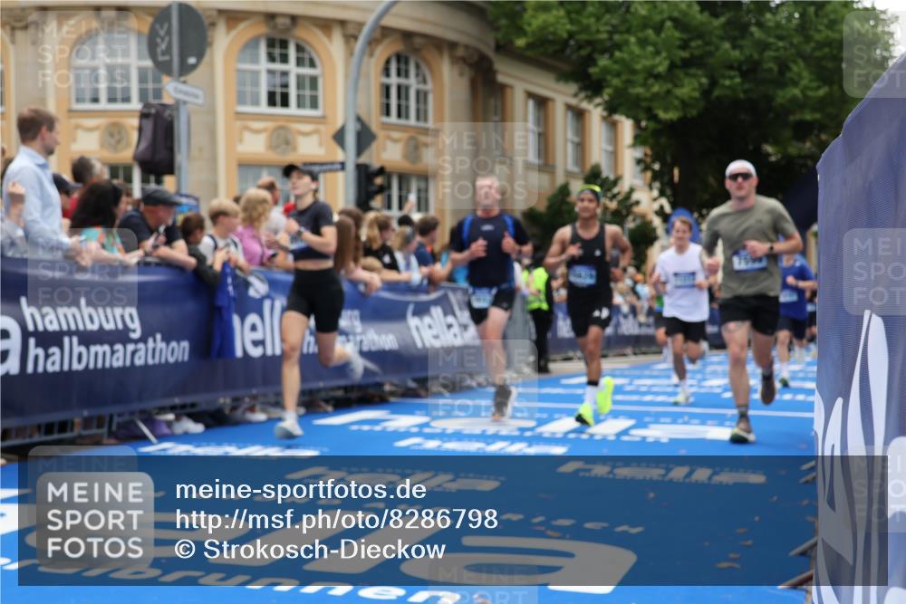 29.06.2025 - hella hamburg halbmarathon Strokosch-Dieckow http://msf.ph/oto/8286798 29.06.2025 10:48:15 Ziel 1537, 1914, 5129, 5528, 6923, 7367, 7599, 8216, 8916, 9544, 9770, 11211, 11467, 12685, 14192, 14797, 14814, 15590, 15629, 15735, 15973, 15981, 16269, 17745, 17982, 18963, 19127 meine-sportfotos.de