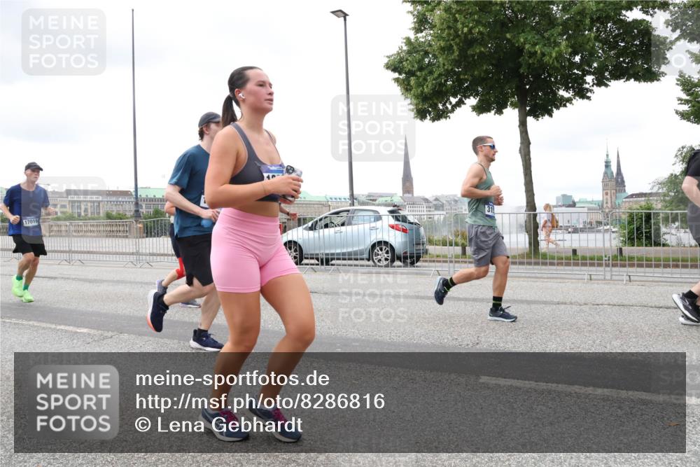 29.06.2025 - hella hamburg halbmarathon Lena Gebhardt http://msf.ph/oto/8286816 29.06.2025 10:55:27 Lombardsbrücke 17019, 31, 1013, 1616, 1873, 1917, 2090, 2452, 3101, 3115, 3157, 3244, 3274, 3577, 4039, 4628, 5040, 5220, 5222, 5483, 5487, 5575, 6395, 6396, 6944, 7219, 7238, 7548, 7680, 7766, 8403, 8519, 8527, 8626, 8648, 9614, 9618, 9857, 9858, 9956, 10094, 10109, 10458, 10559, 10593, 10686, 10885, 11109, 11737, 11788, 11908, 12147, 12148, 12695, 12902, 13098, 13230, 13548, 14515, 14727, 15152, 15160, 16385 meine-sportfotos.de