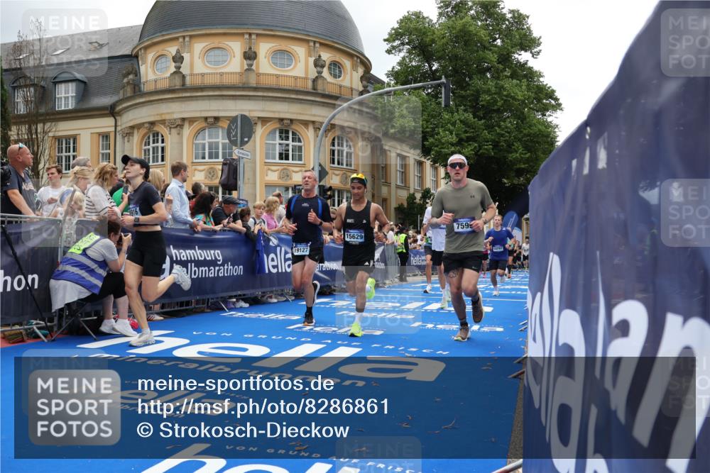 29.06.2025 - hella hamburg halbmarathon Strokosch-Dieckow http://msf.ph/oto/8286861 29.06.2025 10:48:16 Ziel 1537, 1914, 5129, 5528, 6923, 7367, 7599, 8216, 8916, 9770, 11211, 11467, 12685, 14192, 14797, 14814, 15590, 15629, 15735, 15973, 15981, 17745, 17982, 18963, 19127 meine-sportfotos.de