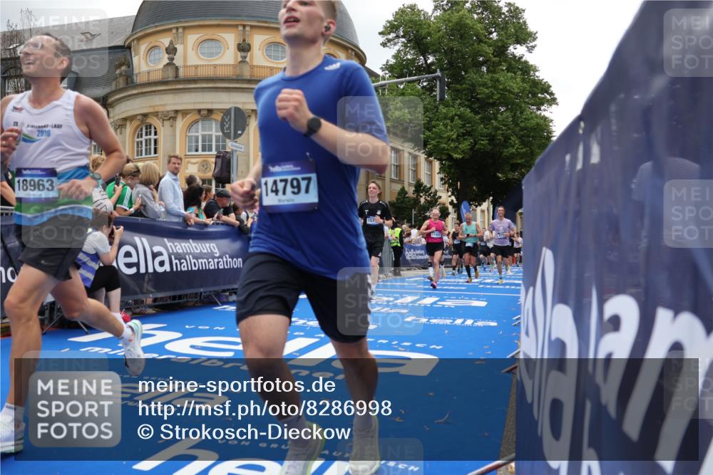 29.06.2025 - hella hamburg halbmarathon Strokosch-Dieckow http://msf.ph/oto/8286998 29.06.2025 10:48:19 Ziel 1537, 3747, 5129, 5362, 5528, 6081, 6923, 7367, 7599, 8216, 8916, 9262, 9770, 11211, 11467, 12549, 12840, 14797, 15629, 15735, 17745, 17855, 17982, 18790, 18923, 18963, 19127 meine-sportfotos.de