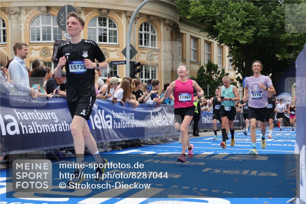 29.06.2025 - hella hamburg halbmarathon Strokosch-Dieckow http://msf.ph/oto/8287044 29.06.2025 10:48:20 Ziel 1537, 3747, 5129, 5362, 5528, 6081, 6923, 7367, 7599, 8216, 8916, 9262, 9770, 11211, 11451, 11467, 12549, 12840, 14797, 14990, 15629, 15735, 17745, 17855, 17982, 18790, 18923, 18963, 19127 meine-sportfotos.de