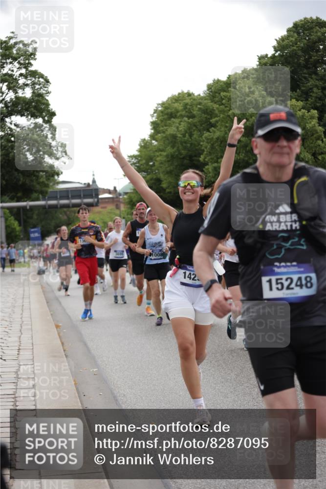 29.06.2025 - hella hamburg halbmarathon Jannik Wohlers http://msf.ph/oto/8287095 29.06.2025 10:35:44 Lombardsbrücke 1008, 1010, 1036, 1183, 1775, 1780, 1835, 2520, 2870, 3401, 3699, 3741, 3877, 4245, 4326, 4798, 4937, 5246, 5666, 6092, 6093, 6184, 6417, 6896, 7086, 7111, 7140, 7275, 7575, 7576, 8356, 8581, 8947, 9978, 10146, 10577, 11010, 11187, 11198, 11979, 12342, 12343, 12660, 12661, 13422, 13492, 13600, 13602, 13679, 14134, 14189, 14249, 14251, 14955, 15075, 15078, 15248, 15370, 15587, 15612, 15617, 15618, 15676, 15677, 15827, 15830, 15876, 16570, 16571, 17635 meine-sportfotos.de