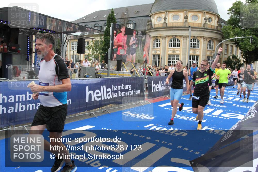 29.06.2025 - hella hamburg halbmarathon Michael Strokosch http://msf.ph/oto/8287123 29.06.2025 10:55:42 Ziel 1120, 1143, 1834, 2955, 2982, 3037, 4897, 6924, 8255, 8573, 8618, 10212, 11039, 11568, 12196, 12483, 12515, 14909, 15896, 16110, 17615, 18064, 18190 meine-sportfotos.de