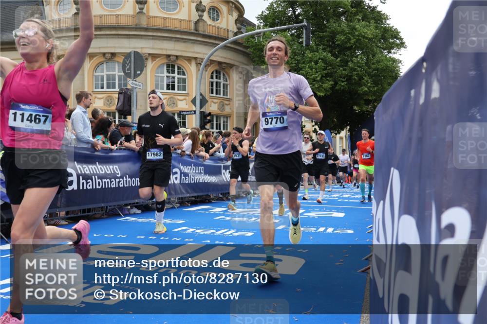 29.06.2025 - hella hamburg halbmarathon Strokosch-Dieckow http://msf.ph/oto/8287130 29.06.2025 10:48:22 Ziel 1537, 3747, 5129, 5362, 5528, 6081, 6923, 7367, 8216, 9262, 9770, 11451, 11467, 12149, 12549, 12690, 12840, 13962, 14033, 14797, 14990, 15735, 17395, 17745, 17855, 17982, 18790, 18923, 18963 meine-sportfotos.de