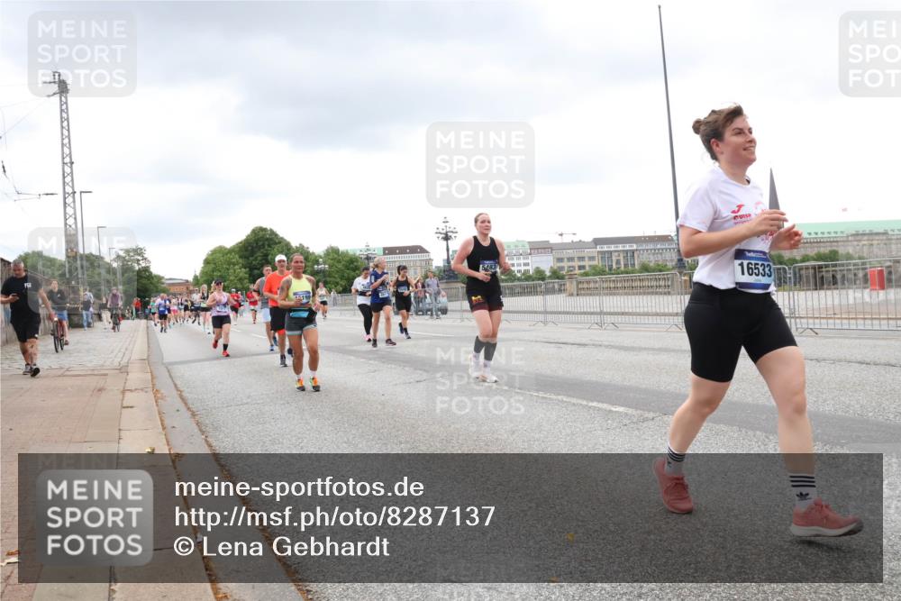 29.06.2025 - hella hamburg halbmarathon Lena Gebhardt http://msf.ph/oto/8287137 29.06.2025 10:55:28 Lombardsbrücke 199, 5483, 16533, 1013, 1616, 1873, 1917, 2090, 2452, 3101, 3115, 3157, 3244, 3274, 3577, 4039, 4628, 5040, 5220, 5222, 5483, 5487, 5575, 6395, 6396, 6944, 7219, 7238, 7548, 7680, 7766, 8403, 8519, 8527, 8626, 8648, 9614, 9618, 9857, 9858, 9956, 10094, 10436, 10438, 10458, 10559, 10593, 10686, 10885, 11109, 11737, 11788, 11908, 12147, 12148, 12695, 12902, 13098, 13230, 13548, 14515, 14727, 15152, 15160, 16385 meine-sportfotos.de