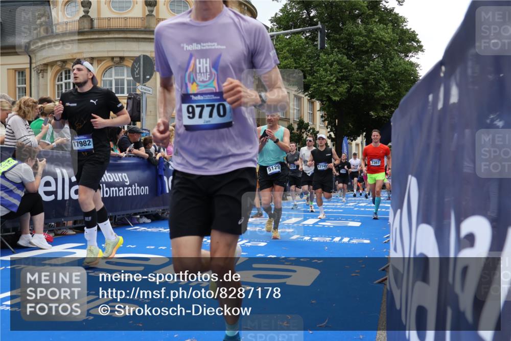 29.06.2025 - hella hamburg halbmarathon Strokosch-Dieckow http://msf.ph/oto/8287178 29.06.2025 10:48:22 Ziel 1537, 3747, 5129, 5362, 5528, 6081, 6923, 7367, 8216, 9262, 9770, 11451, 11467, 12149, 12549, 12690, 12840, 13962, 14033, 14797, 14990, 15735, 17395, 17745, 17855, 17982, 18790, 18923, 18963 meine-sportfotos.de