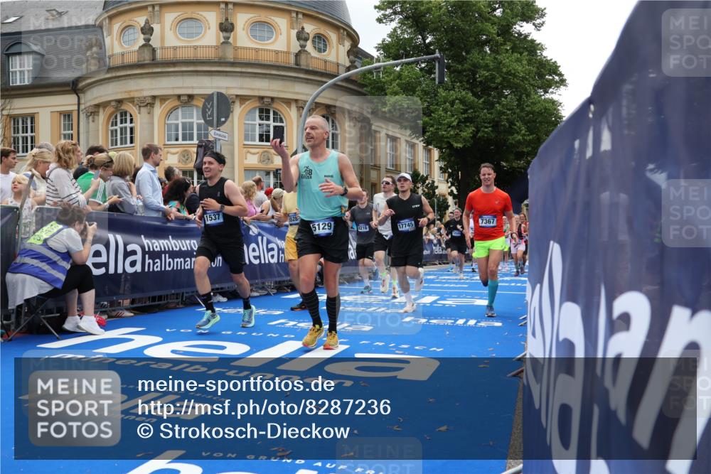 29.06.2025 - hella hamburg halbmarathon Strokosch-Dieckow http://msf.ph/oto/8287236 29.06.2025 10:48:23 Ziel 1537, 3747, 5129, 5362, 5528, 6081, 6923, 7367, 8216, 9262, 9770, 10860, 11451, 11467, 12149, 12549, 12690, 12840, 13962, 14033, 14990, 15735, 15808, 17395, 17745, 17855, 17982, 18251, 18790, 18923, 18963 meine-sportfotos.de