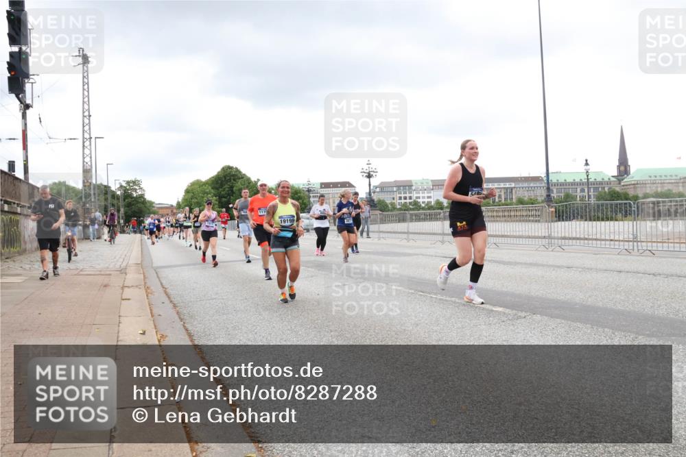 29.06.2025 - hella hamburg halbmarathon Lena Gebhardt http://msf.ph/oto/8287288 29.06.2025 10:55:29 Lombardsbrücke 1110, 19199, 54, 1013, 1616, 1873, 1917, 2090, 2452, 3101, 3115, 3157, 3244, 3274, 3577, 4039, 4628, 5040, 5220, 5222, 5483, 5487, 5575, 6257, 6395, 6396, 6944, 7219, 7238, 7548, 7680, 7766, 8403, 8519, 8527, 8626, 8648, 9548, 9614, 9618, 9857, 9858, 9956, 10094, 10436, 10438, 10458, 10559, 10593, 10885, 11109, 11737, 11788, 11908, 12147, 12148, 12695, 12902, 13098, 13230, 13548, 14515, 14727, 15152, 15160, 16385 meine-sportfotos.de