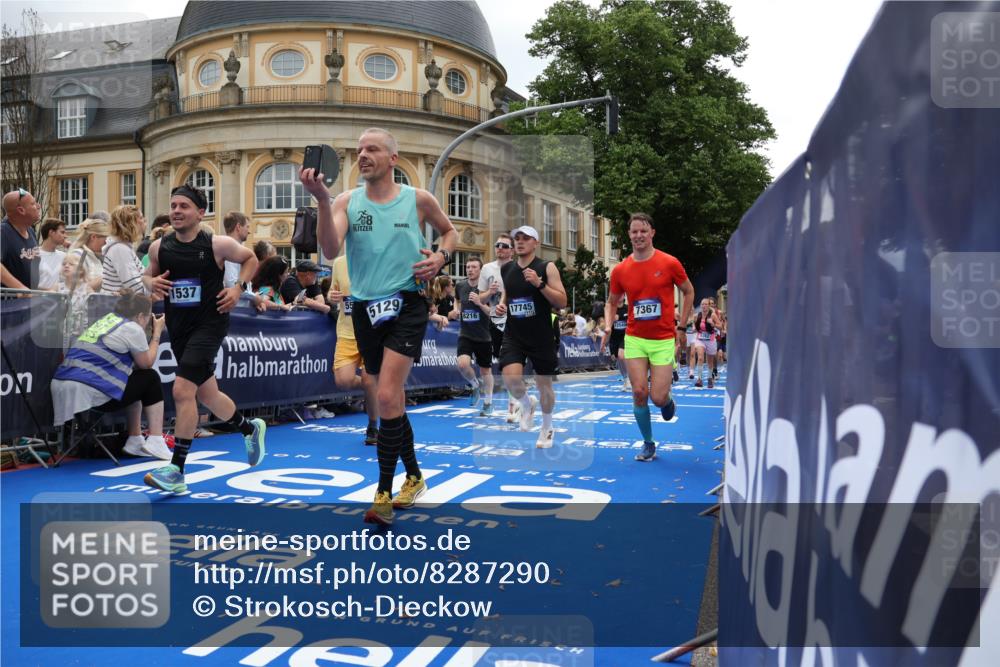 29.06.2025 - hella hamburg halbmarathon Strokosch-Dieckow http://msf.ph/oto/8287290 29.06.2025 10:48:23 Ziel 1537, 3747, 5129, 5362, 5528, 6081, 6923, 7367, 8216, 9262, 9770, 10860, 11451, 11467, 12149, 12549, 12690, 12840, 13962, 14033, 14990, 15735, 15808, 17395, 17745, 17855, 17982, 18251, 18790, 18923, 18963 meine-sportfotos.de