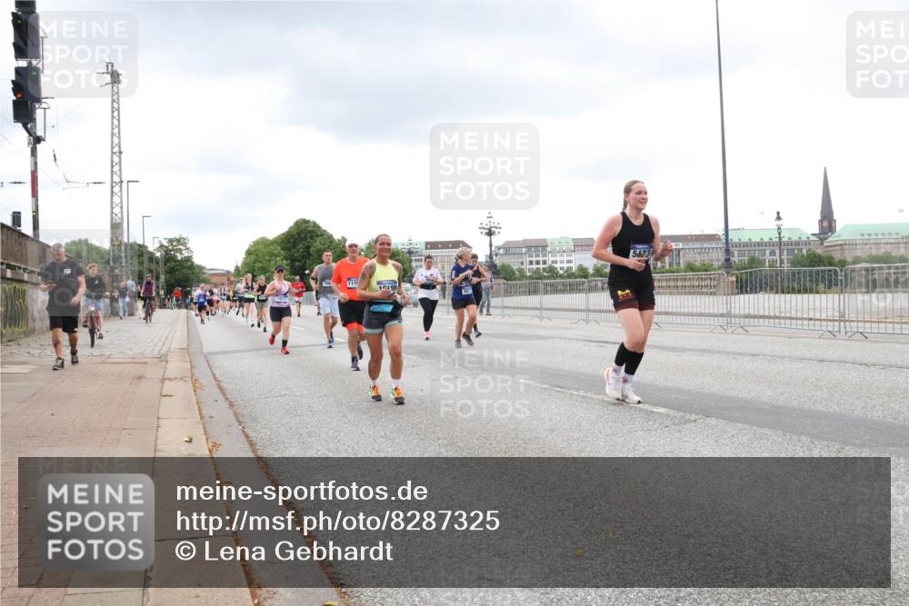 29.06.2025 - hella hamburg halbmarathon Lena Gebhardt http://msf.ph/oto/8287325 29.06.2025 10:55:29 Lombardsbrücke 111, 1019, 5683, 1013, 1616, 1873, 1917, 2090, 2452, 3101, 3115, 3157, 3244, 3274, 3577, 4039, 4628, 5040, 5220, 5222, 5483, 5487, 5575, 6257, 6395, 6396, 6944, 7219, 7238, 7548, 7680, 7766, 8403, 8519, 8527, 8626, 8648, 9548, 9614, 9618, 9857, 9858, 9956, 10094, 10436, 10438, 10458, 10559, 10593, 10885, 11109, 11737, 11788, 11908, 12147, 12148, 12695, 12902, 13098, 13230, 13548, 14515, 14727, 15152, 15160, 16385 meine-sportfotos.de