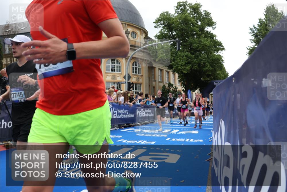29.06.2025 - hella hamburg halbmarathon Strokosch-Dieckow http://msf.ph/oto/8287455 29.06.2025 10:48:25 Ziel 1537, 3747, 5129, 5362, 5528, 6081, 6923, 7367, 8216, 9262, 9770, 10000, 10860, 11451, 11467, 12149, 12549, 12690, 12840, 13962, 14033, 14990, 15735, 15808, 15917, 17395, 17745, 17855, 17982, 18251, 18790, 18923 meine-sportfotos.de