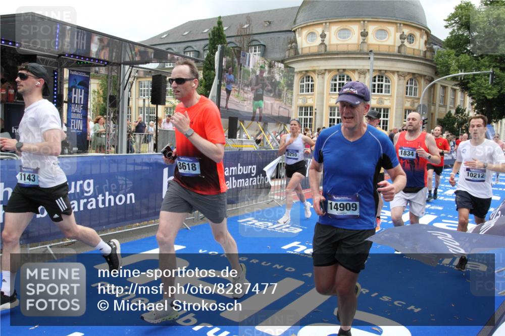 29.06.2025 - hella hamburg halbmarathon Michael Strokosch http://msf.ph/oto/8287477 29.06.2025 10:55:47 Ziel 1120, 1143, 1834, 2955, 4897, 5021, 6569, 6924, 7221, 8255, 8618, 10212, 11039, 12483, 12858, 14365, 14909, 15896, 16401, 16434, 16786, 18064, 18190, 19047 meine-sportfotos.de