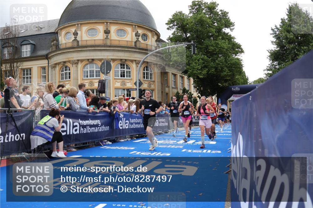 29.06.2025 - hella hamburg halbmarathon Strokosch-Dieckow http://msf.ph/oto/8287497 29.06.2025 10:48:25 Ziel 1537, 3747, 5129, 5362, 5528, 6081, 6923, 7367, 8216, 9262, 9770, 10000, 10860, 11451, 11467, 12149, 12549, 12690, 12840, 13962, 14033, 14990, 15735, 15808, 15917, 17395, 17745, 17855, 17982, 18251, 18790, 18923 meine-sportfotos.de