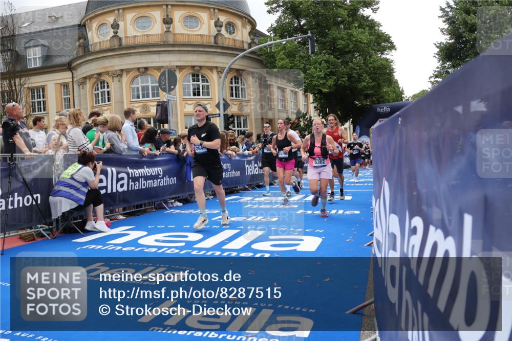 29.06.2025 - hella hamburg halbmarathon Strokosch-Dieckow http://msf.ph/oto/8287515 29.06.2025 10:48:26 Ziel 1163, 1176, 1537, 2213, 3747, 5129, 5362, 5528, 6081, 6923, 7367, 8216, 9262, 10000, 10860, 11451, 11579, 12149, 12549, 12690, 12840, 13962, 14033, 14990, 15808, 15917, 17395, 17745, 17855, 17982, 18251, 18790, 18815, 18923 meine-sportfotos.de