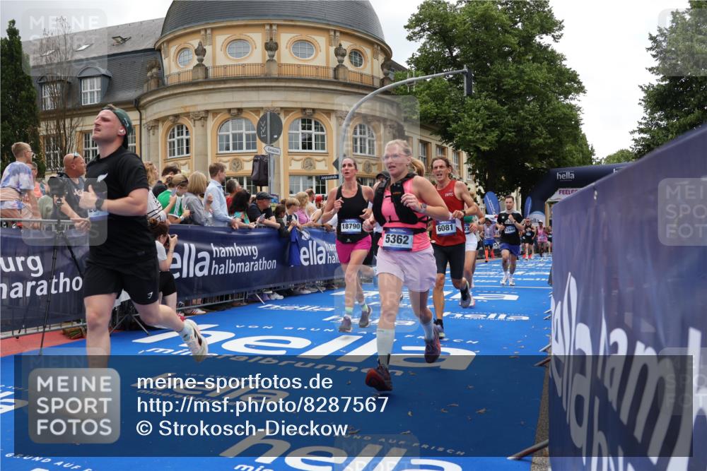 29.06.2025 - hella hamburg halbmarathon Strokosch-Dieckow http://msf.ph/oto/8287567 29.06.2025 10:48:27 Ziel 1163, 1176, 1537, 2213, 3747, 5129, 5362, 5528, 6081, 6923, 7367, 8216, 9262, 10000, 10860, 11451, 11579, 12149, 12549, 12690, 12840, 13962, 14033, 14990, 15573, 15808, 15917, 17395, 17745, 17855, 17982, 18251, 18790, 18815, 18923 meine-sportfotos.de