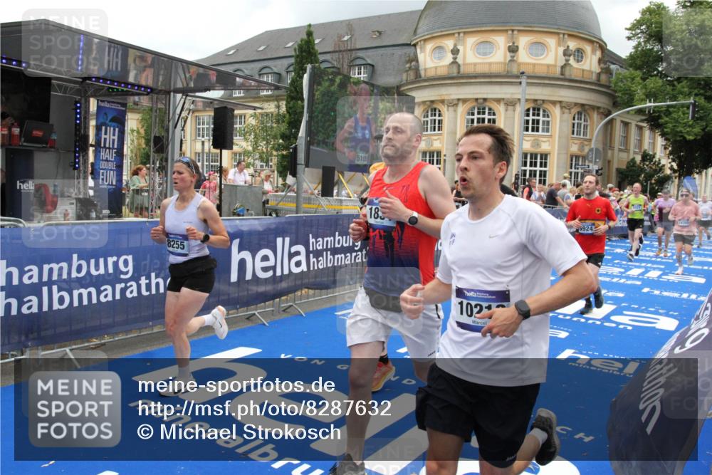 29.06.2025 - hella hamburg halbmarathon Michael Strokosch http://msf.ph/oto/8287632 29.06.2025 10:55:48 Ziel 1143, 1834, 4897, 5021, 6569, 6924, 7221, 8255, 8618, 10212, 12483, 12858, 13474, 14365, 14909, 16401, 16434, 16786, 18125, 18190, 19047 meine-sportfotos.de