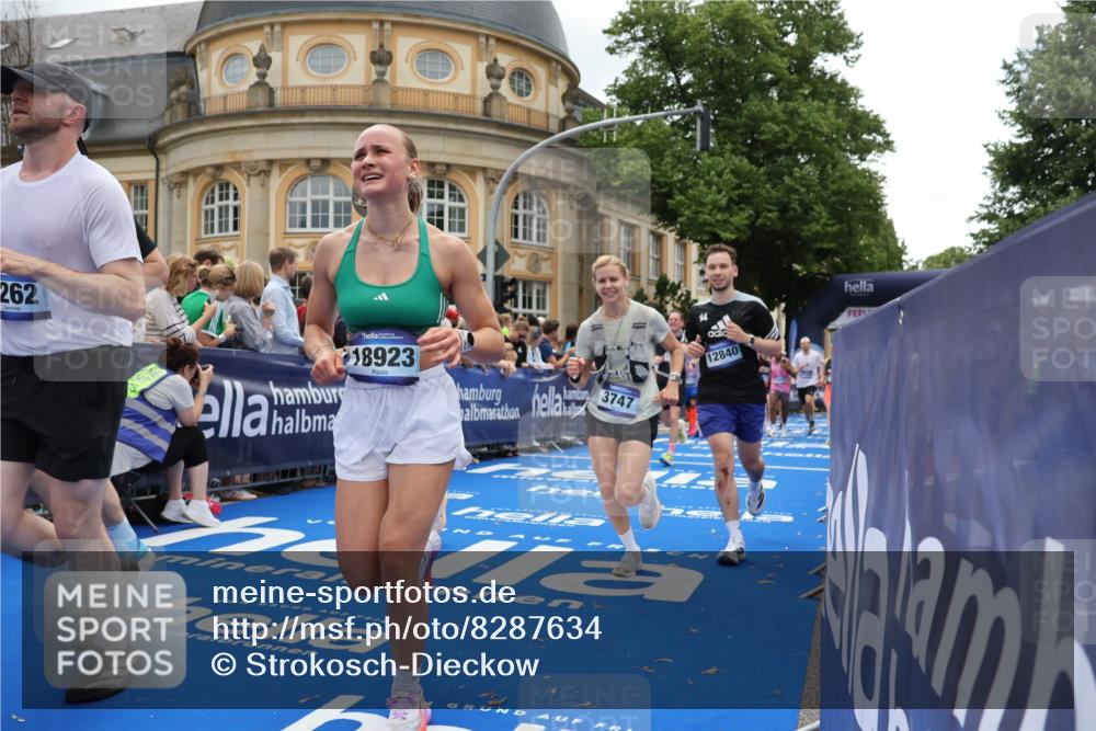29.06.2025 - hella hamburg halbmarathon Strokosch-Dieckow http://msf.ph/oto/8287634 29.06.2025 10:48:28 Ziel 1163, 1176, 1537, 2213, 3747, 5129, 5362, 5421, 5528, 6081, 6923, 8216, 9262, 10000, 10860, 11451, 11579, 12149, 12549, 12690, 12840, 13962, 14033, 14990, 15573, 15808, 15917, 17395, 17745, 17855, 18251, 18790, 18815, 18923 meine-sportfotos.de