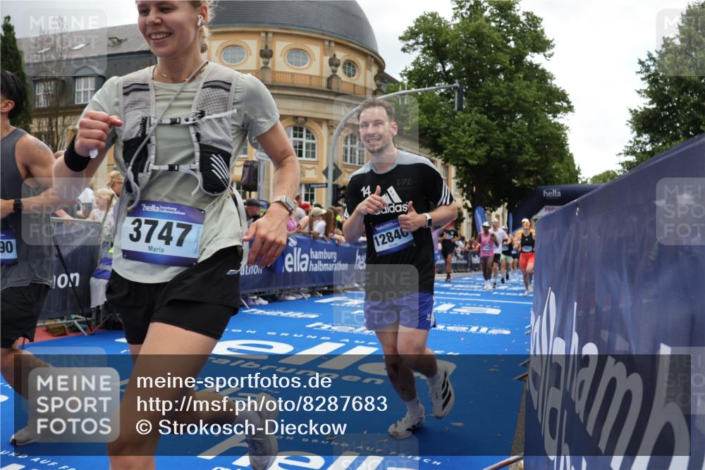 29.06.2025 - hella hamburg halbmarathon Strokosch-Dieckow http://msf.ph/oto/8287683 29.06.2025 10:48:29 Ziel 1163, 1176, 2213, 3747, 5362, 5421, 5528, 6081, 6923, 8216, 9262, 10000, 10860, 11451, 11579, 12149, 12549, 12690, 12840, 13962, 14033, 14990, 15573, 15808, 15917, 17395, 17855, 18251, 18790, 18815, 18923 meine-sportfotos.de