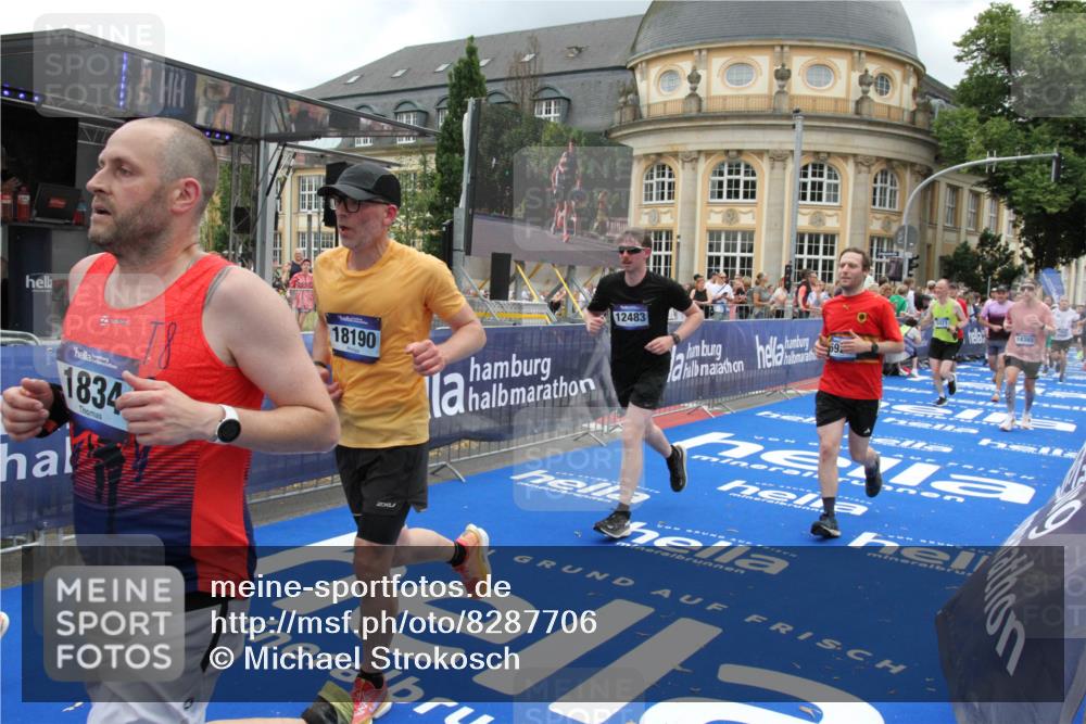 29.06.2025 - hella hamburg halbmarathon Michael Strokosch http://msf.ph/oto/8287706 29.06.2025 10:55:48 Ziel 1143, 1834, 4897, 5021, 6569, 6924, 7221, 8255, 8618, 10212, 12483, 12858, 13474, 14365, 14909, 16401, 16434, 16786, 18125, 18190, 19047 meine-sportfotos.de