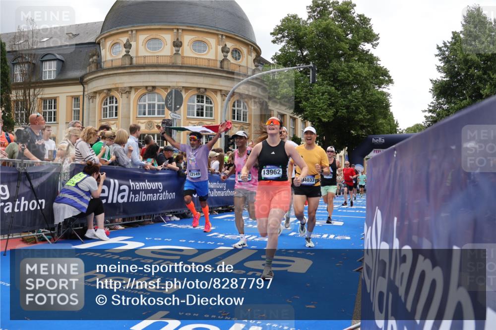 29.06.2025 - hella hamburg halbmarathon Strokosch-Dieckow http://msf.ph/oto/8287797 29.06.2025 10:48:32 Ziel 1163, 1176, 2213, 4553, 5421, 9262, 9538, 10000, 10859, 10860, 11451, 11579, 12149, 12690, 12840, 13962, 14033, 14511, 14990, 15573, 15808, 15917, 17395, 17855, 18251, 18790, 18815, 18923 meine-sportfotos.de