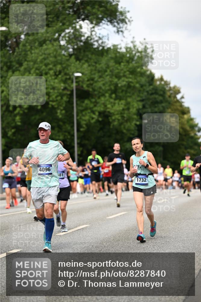 29.06.2025 - hella hamburg halbmarathon Dr. Thomas Lammeyer http://msf.ph/oto/8287840 29.06.2025 10:37:11 Kennedybrücke 1078, 1199, 1373, 1647, 1732, 1879, 2059, 2384, 2838, 2959, 3221, 3391, 3422, 3560, 3653, 3660, 3708, 4030, 4096, 4446, 4555, 5110, 5156, 5581, 6861, 7135, 7750, 8170, 8175, 8595, 8839, 8993, 9034, 9289, 9471, 9768, 9780, 9812, 10002, 10770 meine-sportfotos.de