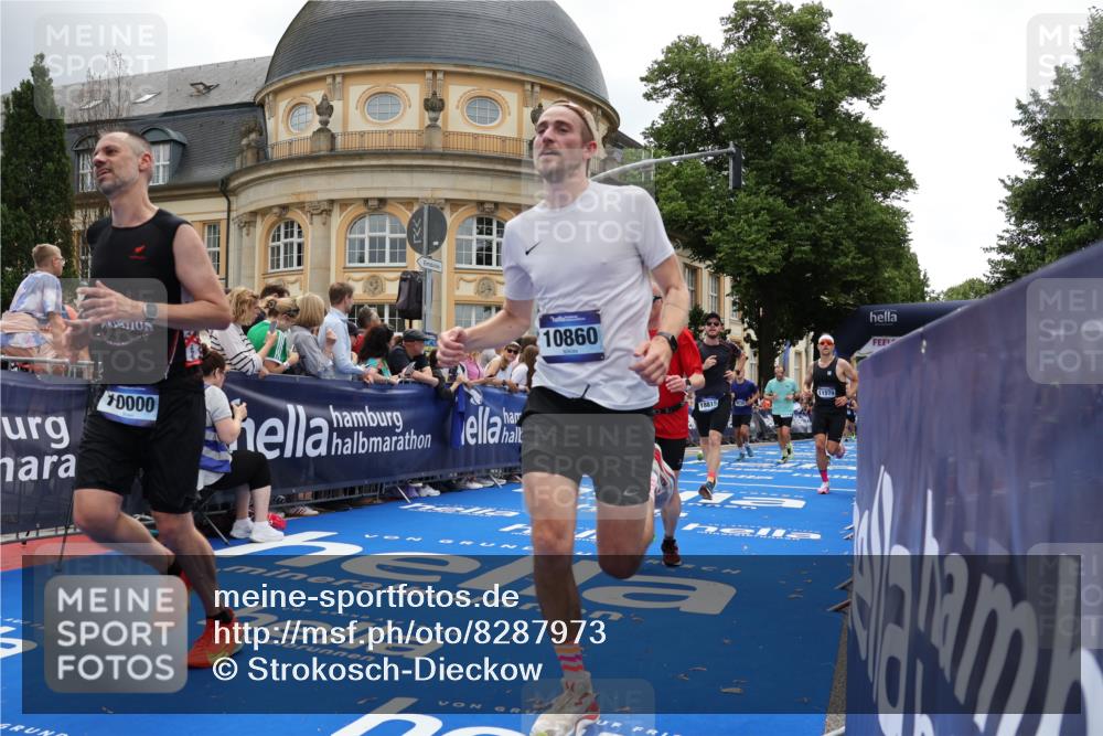 29.06.2025 - hella hamburg halbmarathon Strokosch-Dieckow http://msf.ph/oto/8287973 29.06.2025 10:48:35 Ziel 1163, 1176, 2213, 4553, 5421, 9538, 10000, 10859, 10860, 11579, 12149, 12690, 13962, 14033, 14511, 15384, 15573, 15808, 15917, 17127, 17395, 18251, 18815 meine-sportfotos.de