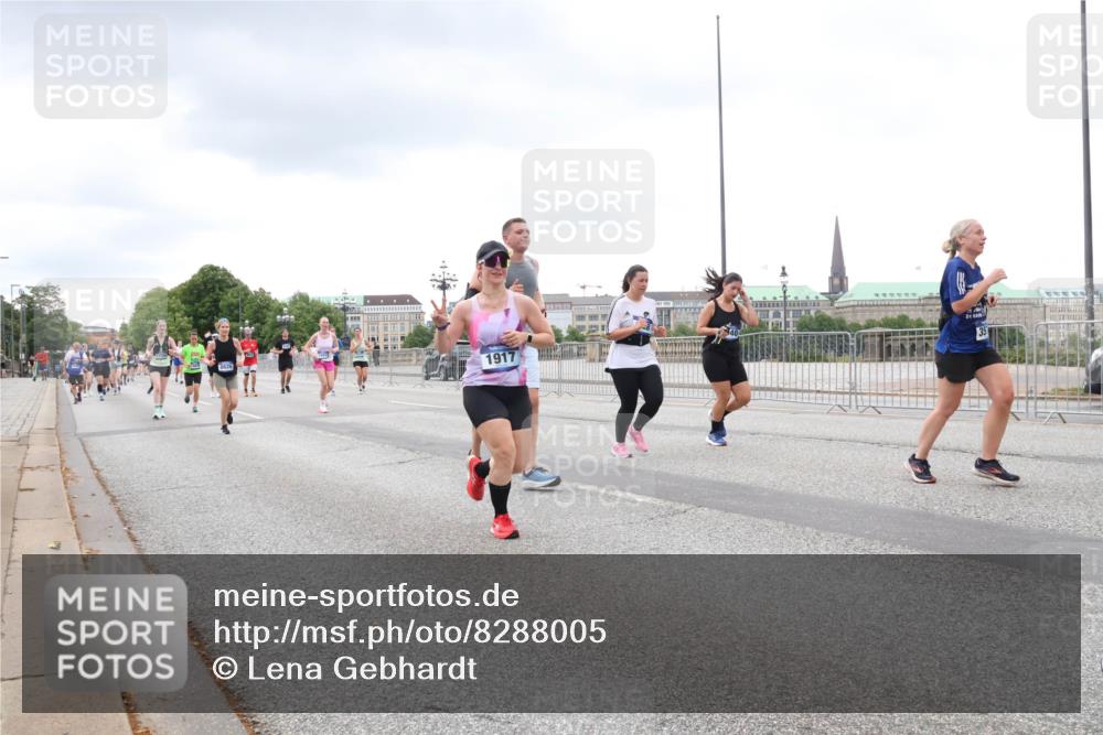 29.06.2025 - hella hamburg halbmarathon Lena Gebhardt http://msf.ph/oto/8288005 29.06.2025 10:55:32 Lombardsbrücke 1917, 21, 1013, 1616, 1873, 1917, 2090, 2452, 3101, 3115, 3157, 3244, 3274, 3577, 4039, 4470, 4628, 4896, 5040, 5220, 5222, 5483, 5487, 5575, 6257, 6395, 6396, 6944, 7219, 7238, 7548, 7680, 7766, 7969, 8403, 8519, 8527, 8532, 8626, 8648, 9548, 9614, 9618, 9857, 9858, 9861, 9865, 9956, 10094, 10436, 10438, 10458, 10559, 10593, 10885, 11109, 11737, 11903, 11962, 11963, 12147, 12148, 12695, 12902, 13098, 13230, 13548, 14515, 14727, 15152, 15160, 16385 meine-sportfotos.de