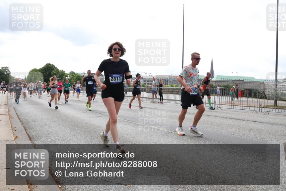 29.06.2025 - hella hamburg halbmarathon Lena Gebhardt http://msf.ph/oto/8288008 29.06.2025 10:36:06 Lombardsbrücke 1775, 2811, 598, 1008, 1010, 1036, 1102, 1108, 1183, 1336, 1730, 1775, 1780, 1835, 2352, 2425, 2520, 2811, 2827, 2870, 3243, 3401, 3404, 3598, 3699, 3741, 3877, 3990, 4245, 4326, 4413, 4442, 4798, 4902, 4937, 5246, 5427, 5540, 5573, 5666, 5809, 5919, 6021, 6092, 6093, 6184, 6417, 6845, 6896, 7086, 7111, 7140, 7275, 7304, 7575, 7576, 8333, 8356, 8498, 8581, 8947, 9229, 9432, 9803, 9806, 9819, 10652, 12408 meine-sportfotos.de