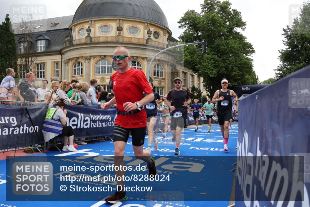 29.06.2025 - hella hamburg halbmarathon Strokosch-Dieckow http://msf.ph/oto/8288024 29.06.2025 10:48:36 Ziel 1163, 1176, 2213, 2442, 4553, 5421, 9538, 10000, 10859, 10860, 11579, 12149, 12690, 14033, 14511, 15384, 15573, 15808, 15917, 17127, 17395, 18251, 18815 meine-sportfotos.de