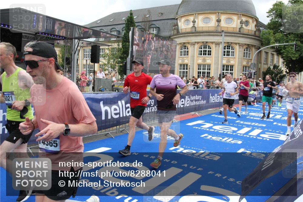 29.06.2025 - hella hamburg halbmarathon Michael Strokosch http://msf.ph/oto/8288041 29.06.2025 10:55:52 Ziel 1179, 2612, 3256, 3668, 4772, 5021, 6569, 7221, 7976, 12858, 13474, 14365, 16401, 16434, 16786, 18125, 18867, 19047 meine-sportfotos.de