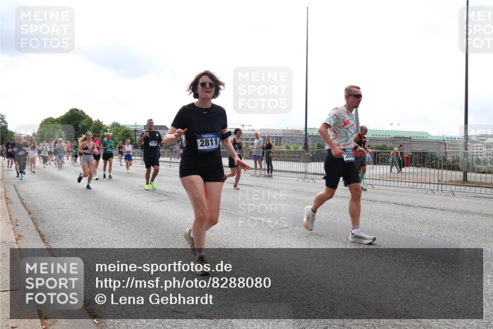 29.06.2025 - hella hamburg halbmarathon Lena Gebhardt http://msf.ph/oto/8288080 29.06.2025 10:36:06 Lombardsbrücke 1775, 2811, 000, 359, 1008, 1010, 1036, 1102, 1108, 1183, 1336, 1730, 1775, 1780, 1835, 2352, 2425, 2520, 2811, 2827, 2870, 3243, 3401, 3404, 3598, 3699, 3741, 3877, 3990, 4245, 4326, 4413, 4442, 4798, 4902, 4937, 5246, 5427, 5540, 5573, 5666, 5809, 5919, 6021, 6092, 6093, 6184, 6417, 6845, 6896, 7086, 7111, 7140, 7275, 7304, 7575, 7576, 8333, 8356, 8498, 8581, 8947, 9229, 9432, 9803, 9806, 9819, 10652, 12408 meine-sportfotos.de